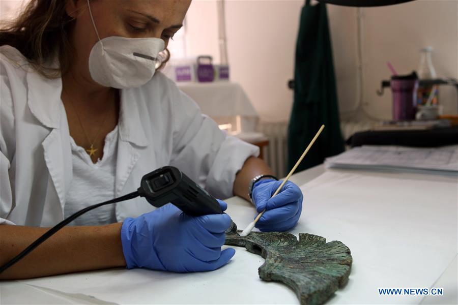 GREECE-ATHENS NATIONAL ARCHAEOLOGICAL MUSEUM-CONSERVATORS