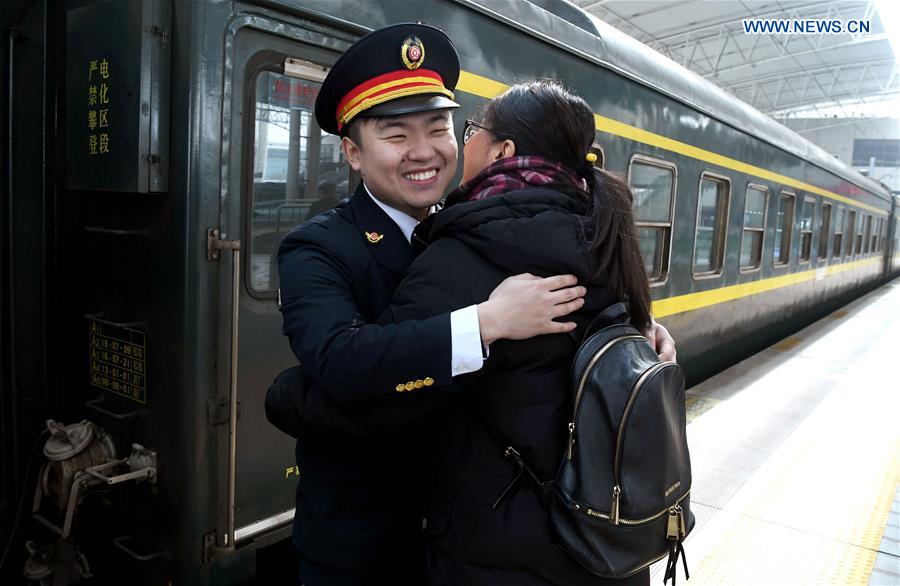 CHINA-LANTERN FESTIVAL-TRAIN ATTENDANT-FAMILY REUNION (CN)