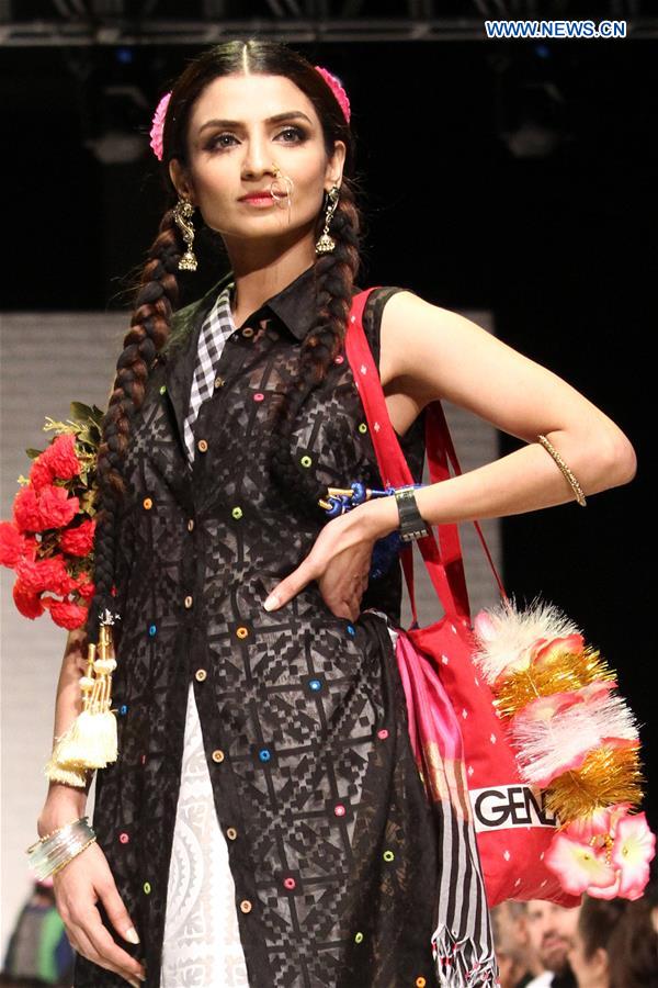 PAKISTAN-KARACHI-FASHIOIN WEEK