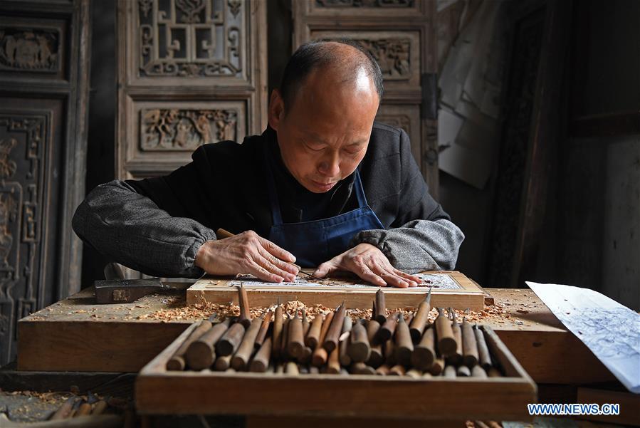 (MASTEROFCRAFTS)CHINA-JIANGXI-THREE CARVINGS IN WUYUAN-INHERITOR (CN)