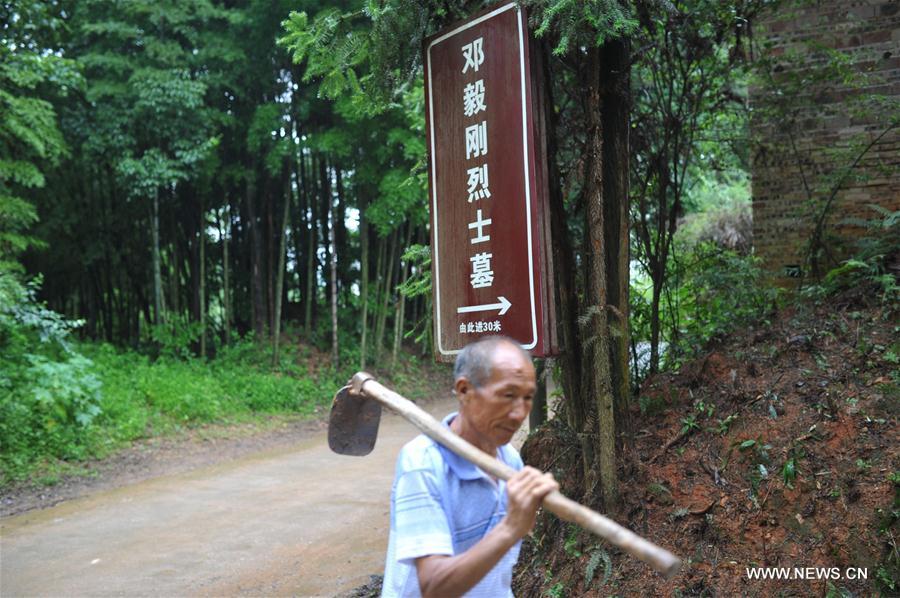 CHINA-JIANGXI-YUDU-MARTYR GRAVE KEEPER (CN)