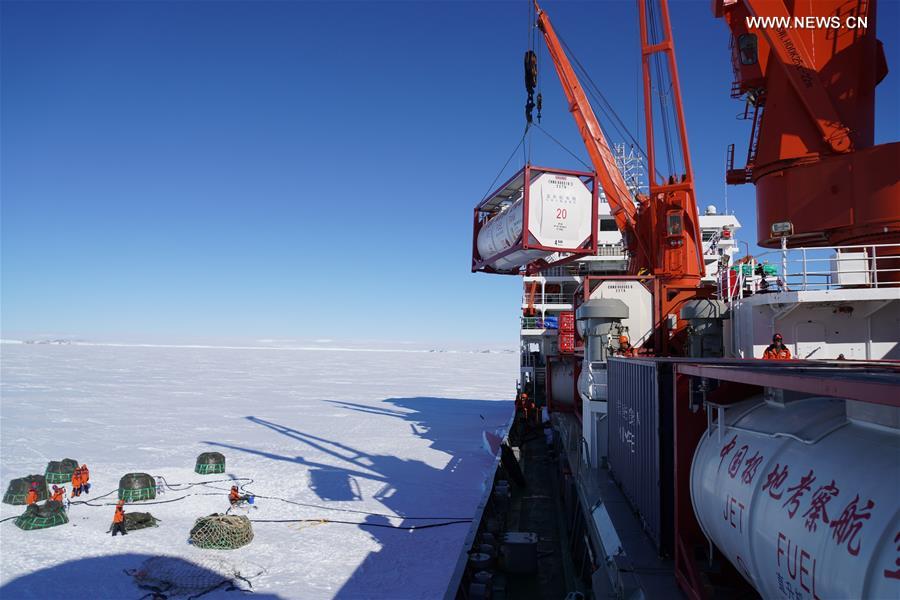 (EyesonSci)CHINA-ICEBREAKERS-ANTARCTIC EXPEDITION-UNLOADING CARGOS