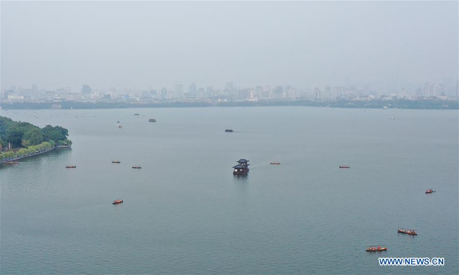 CHINA-ZHEJIANG-HANGZHOU-WEST LAKE-AUTUMN SCENERY (CN) 