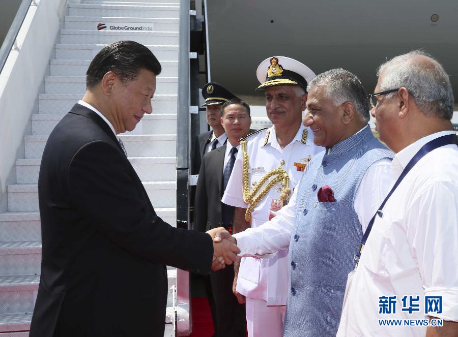 10月15日，国家主席习近平抵达印度果阿，应印度总理莫迪邀请，出席金砖国家领导人第八次会晤。 新华社记者兰红光摄 